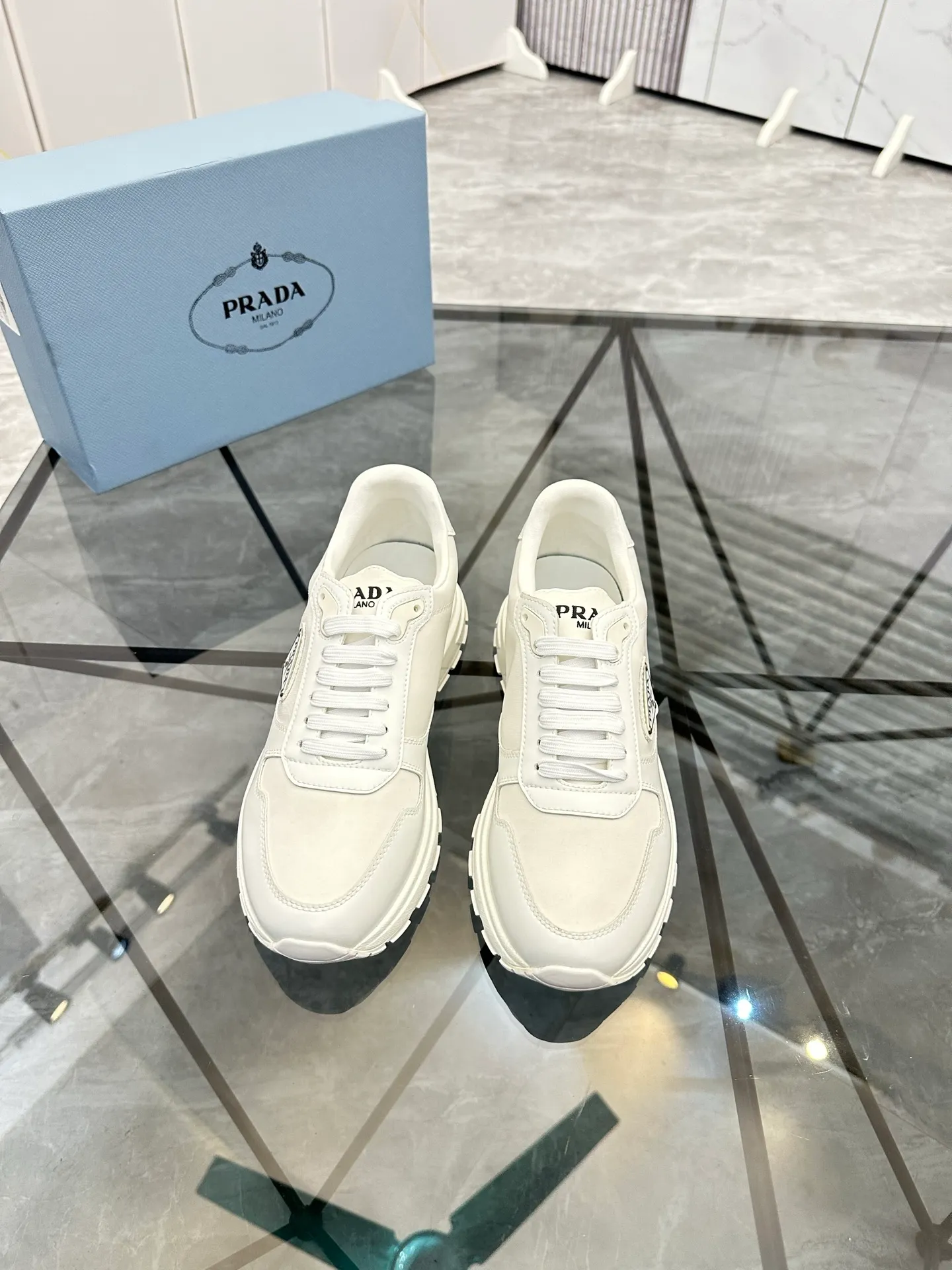 Men's shoes: 💰P440¥ Product trademark: Prada *"Prada*" low-top casual shoes Regular size: 38-44 (can be customized to 45.46) Product materials: imported cowhide upper, sheepskin lining, original outsole. Number: 835